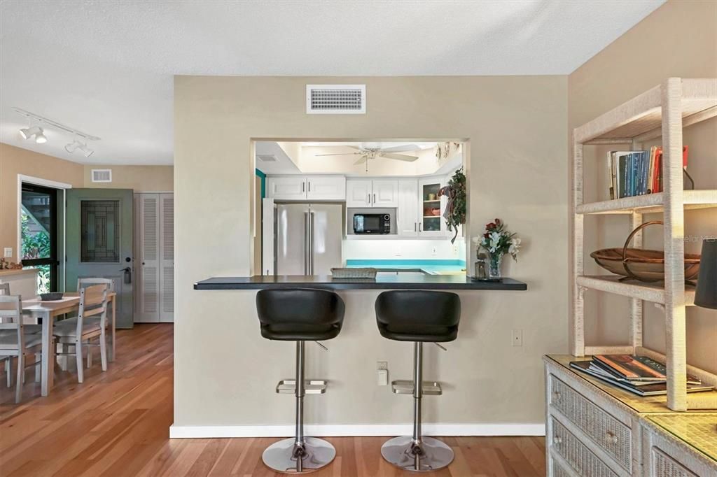 Active With Contract: $255,000 (1 beds, 1 baths, 789 Square Feet)