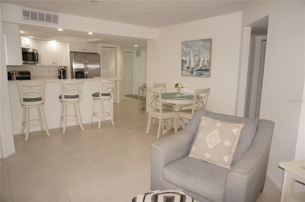 Active With Contract: $339,900 (2 beds, 2 baths, 1168 Square Feet)