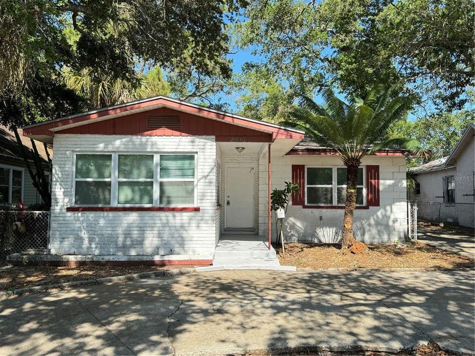Active With Contract: $2,350 (3 beds, 1 baths, 1023 Square Feet)