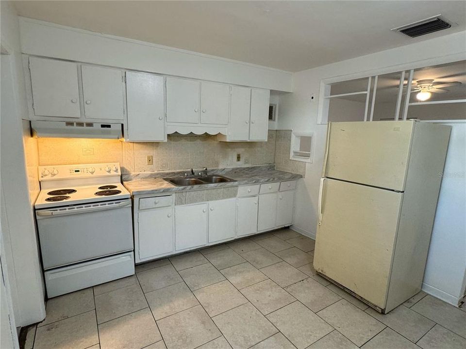 Active With Contract: $2,350 (3 beds, 1 baths, 1023 Square Feet)