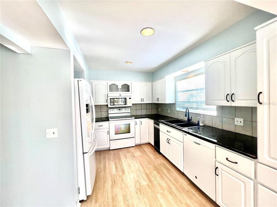 For Sale: $549,000 (2 beds, 2 baths, 1308 Square Feet)