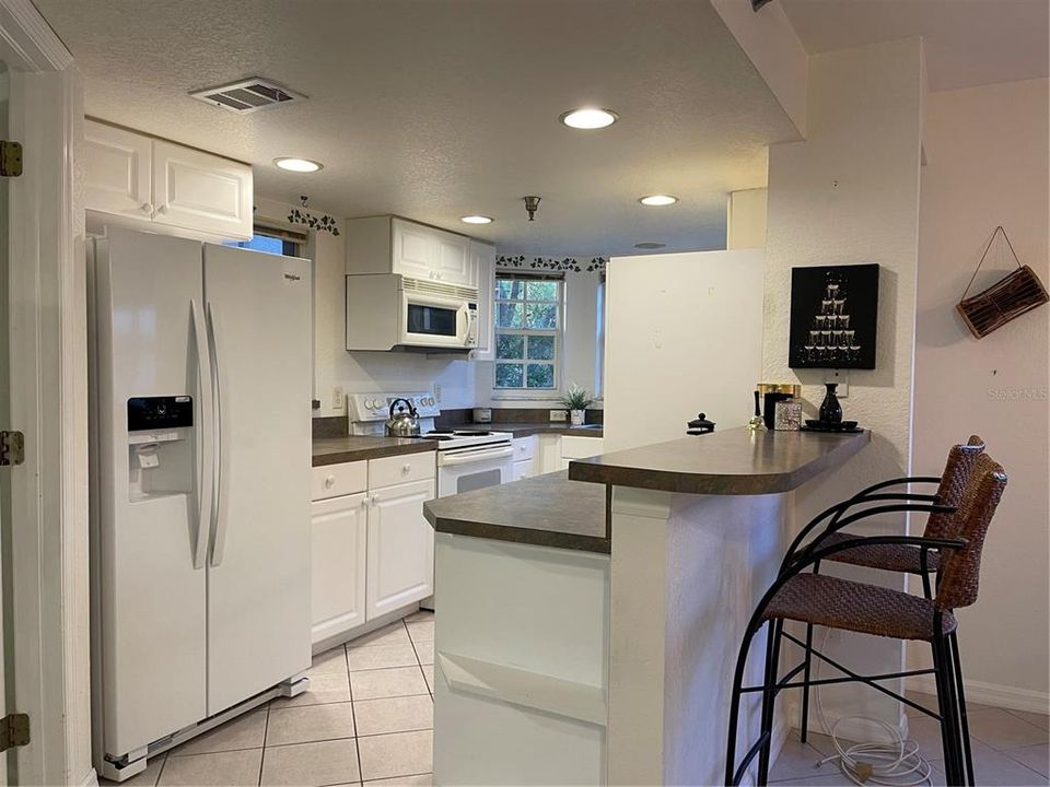 Active With Contract: $254,900 (2 beds, 2 baths, 1135 Square Feet)