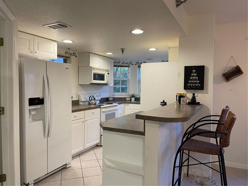 Active With Contract: $254,900 (2 beds, 2 baths, 1135 Square Feet)