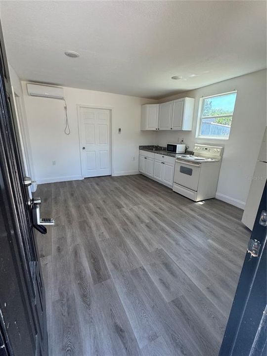 Active With Contract: $1,200 (1 beds, 1 baths, 600 Square Feet)