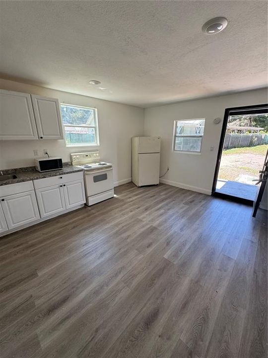 Active With Contract: $1,200 (1 beds, 1 baths, 600 Square Feet)