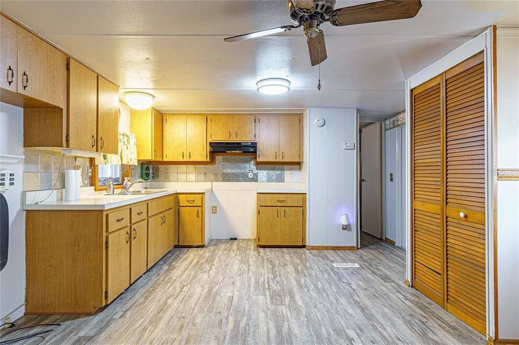 Active With Contract: $79,900 (2 beds, 2 baths, 672 Square Feet)