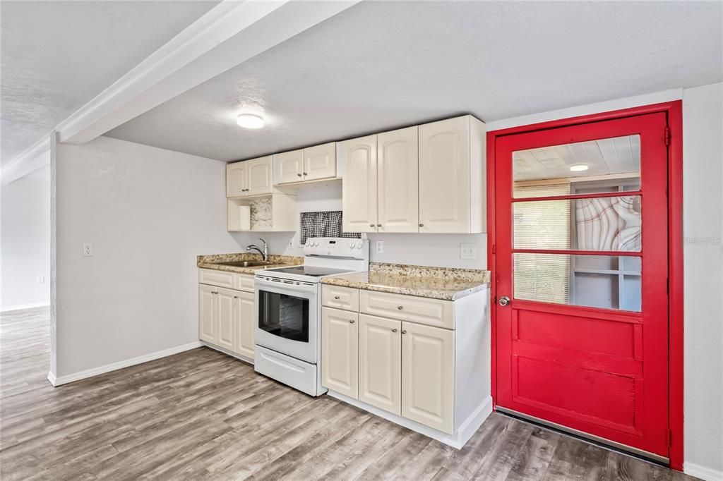 Active With Contract: $169,000 (2 beds, 1 baths, 636 Square Feet)