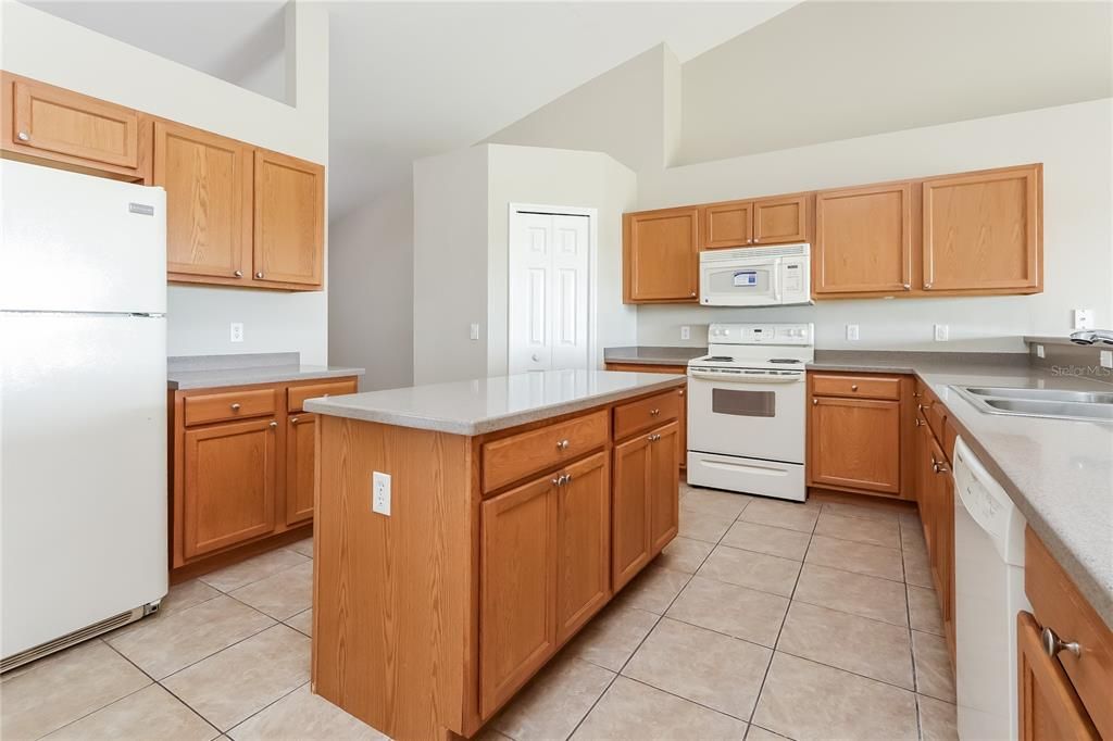 For Rent: $2,165 (4 beds, 2 baths, 2197 Square Feet)