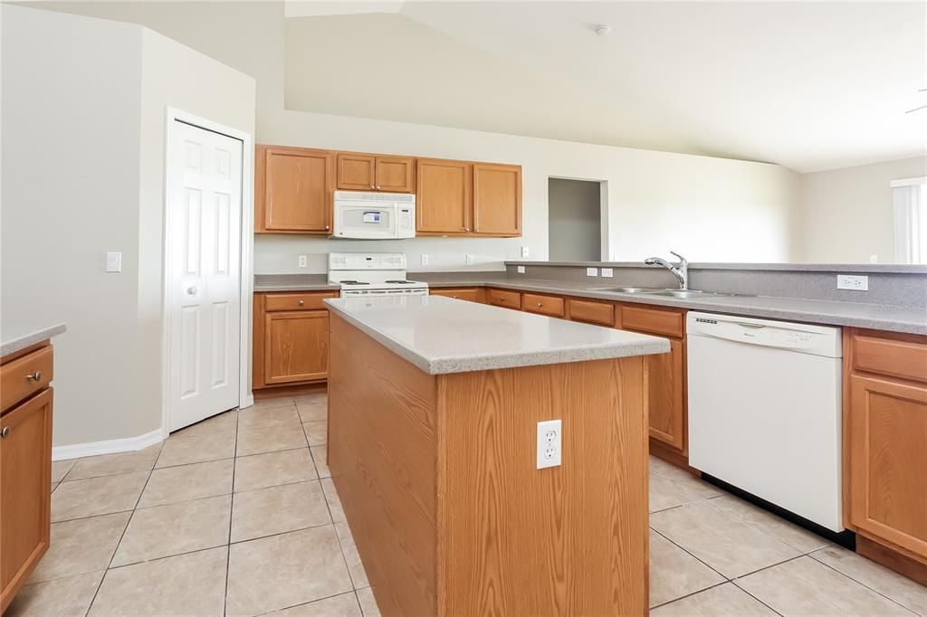 For Rent: $2,165 (4 beds, 2 baths, 2197 Square Feet)