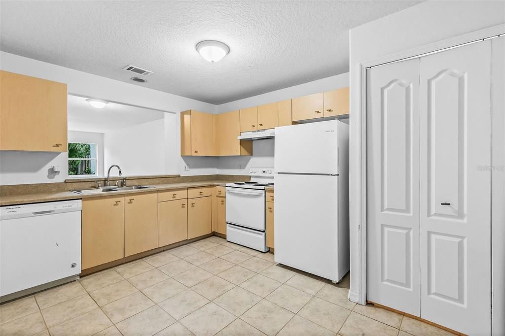 For Sale: $284,900 (2 beds, 2 baths, 1495 Square Feet)