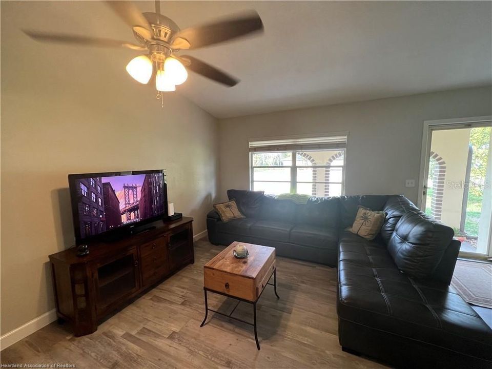 For Sale: $266,900 (3 beds, 2 baths, 1658 Square Feet)