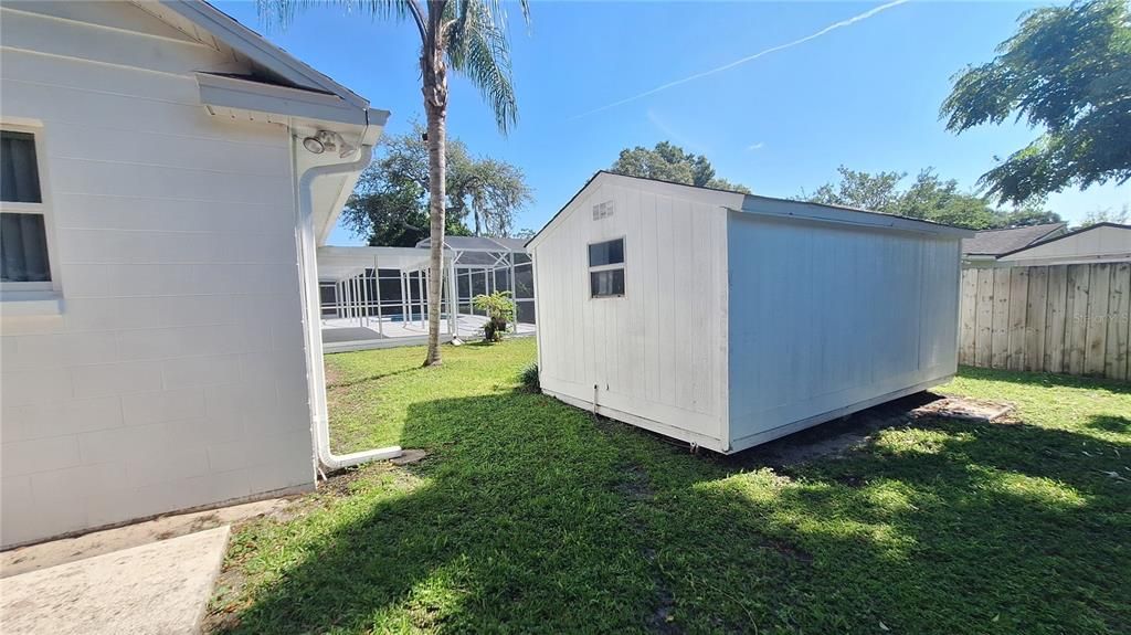 Side yard fenced in area