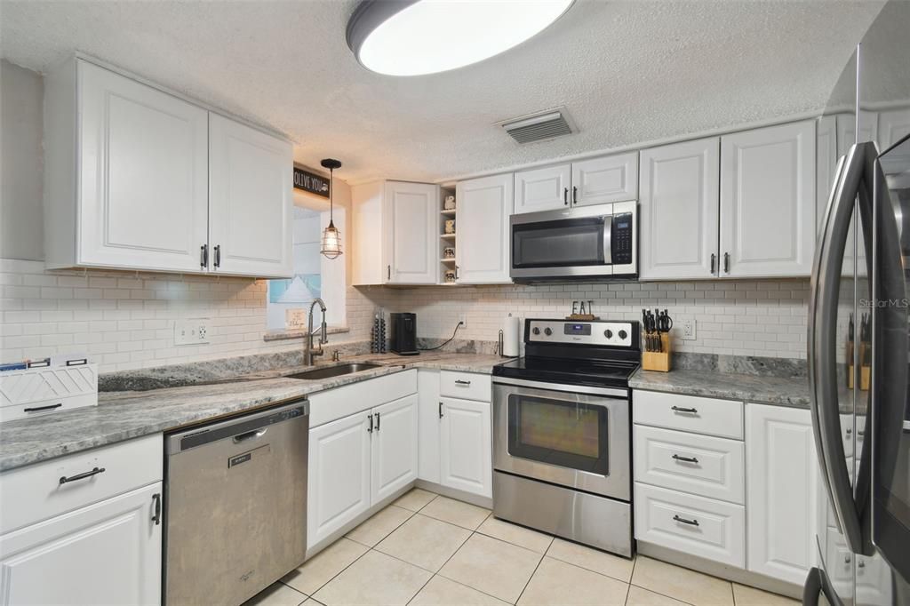 Active With Contract: $315,000 (3 beds, 2 baths, 1434 Square Feet)