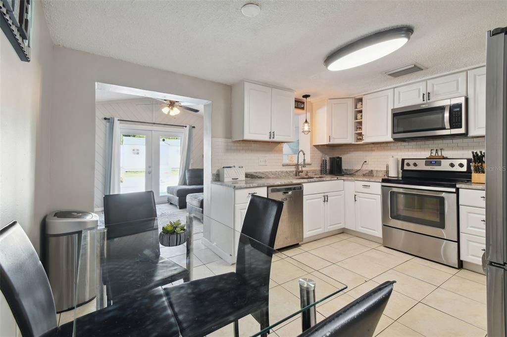 Active With Contract: $315,000 (3 beds, 2 baths, 1434 Square Feet)