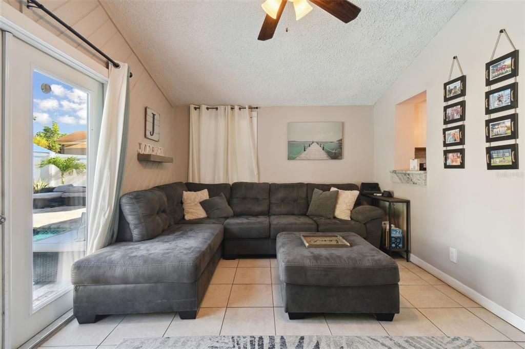 Active With Contract: $315,000 (3 beds, 2 baths, 1434 Square Feet)