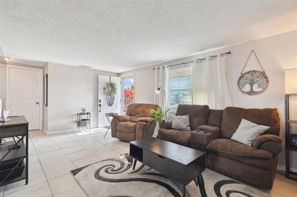 Active With Contract: $315,000 (3 beds, 2 baths, 1434 Square Feet)