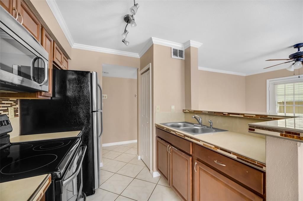 Active With Contract: $1,350 (1 beds, 1 baths, 581 Square Feet)