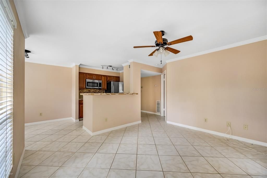 Active With Contract: $1,350 (1 beds, 1 baths, 581 Square Feet)