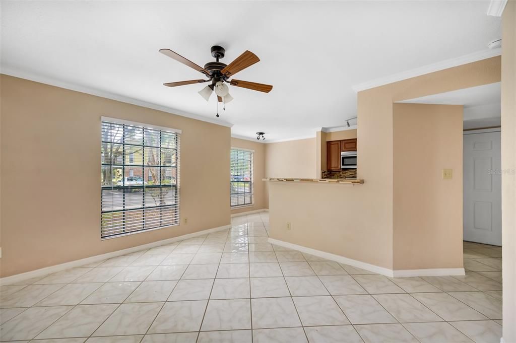 Active With Contract: $1,350 (1 beds, 1 baths, 581 Square Feet)