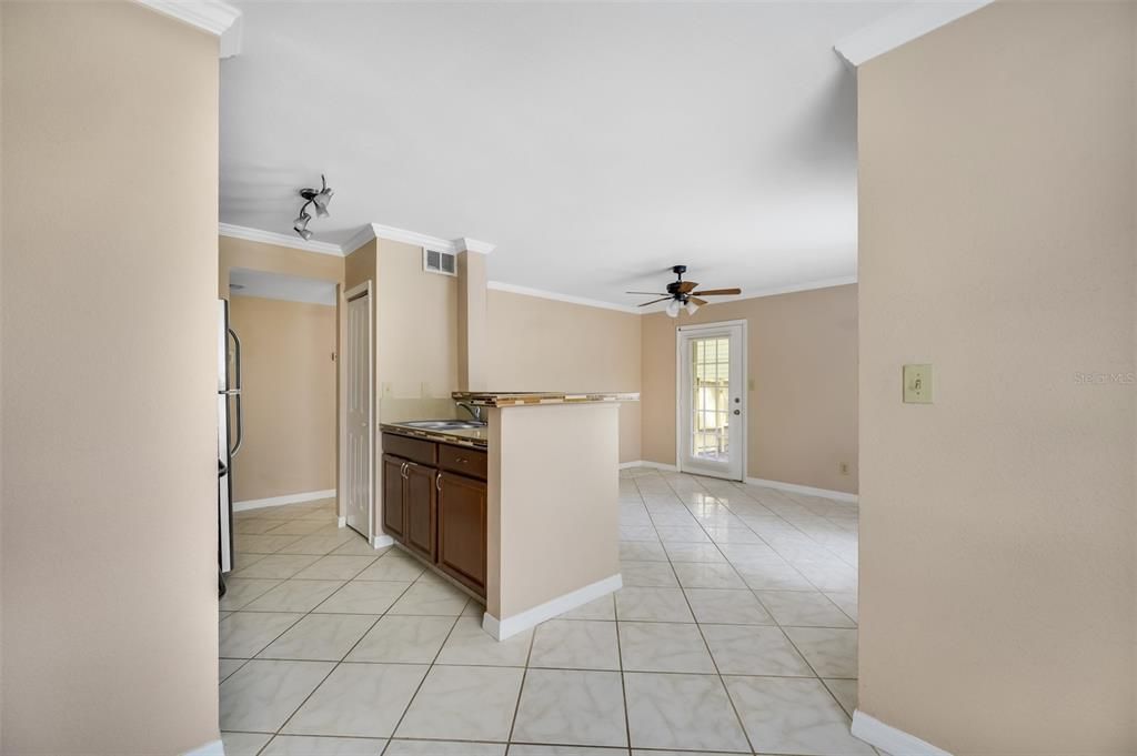 Active With Contract: $1,350 (1 beds, 1 baths, 581 Square Feet)