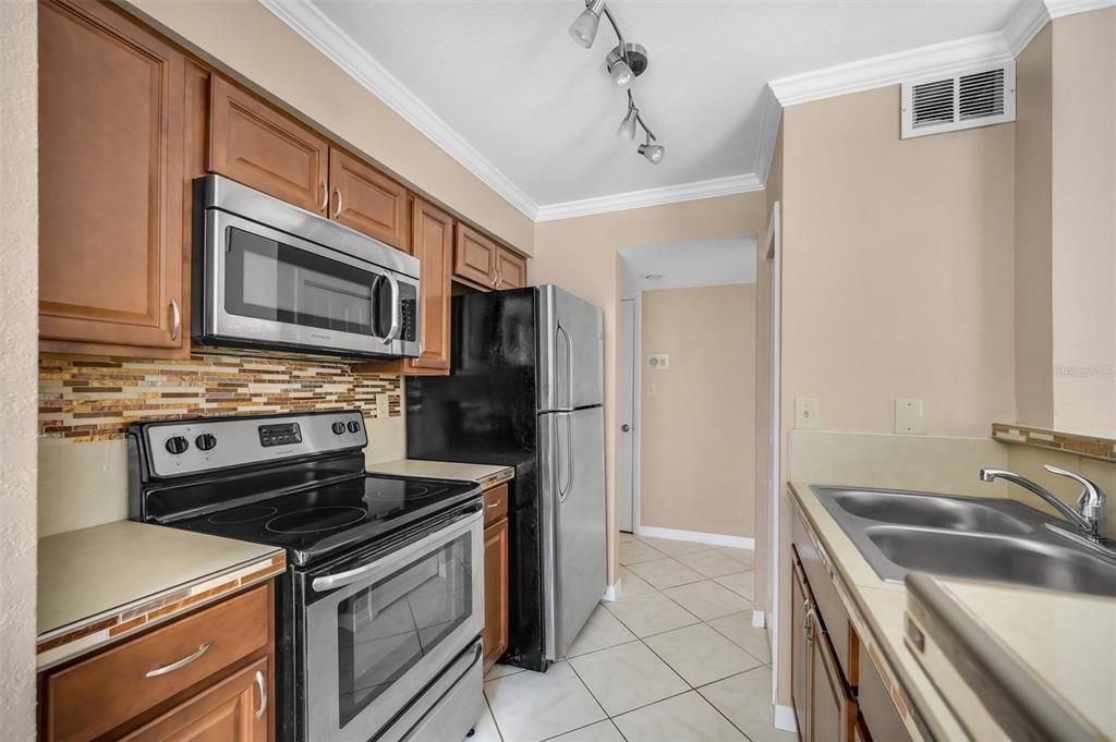 Active With Contract: $1,350 (1 beds, 1 baths, 581 Square Feet)