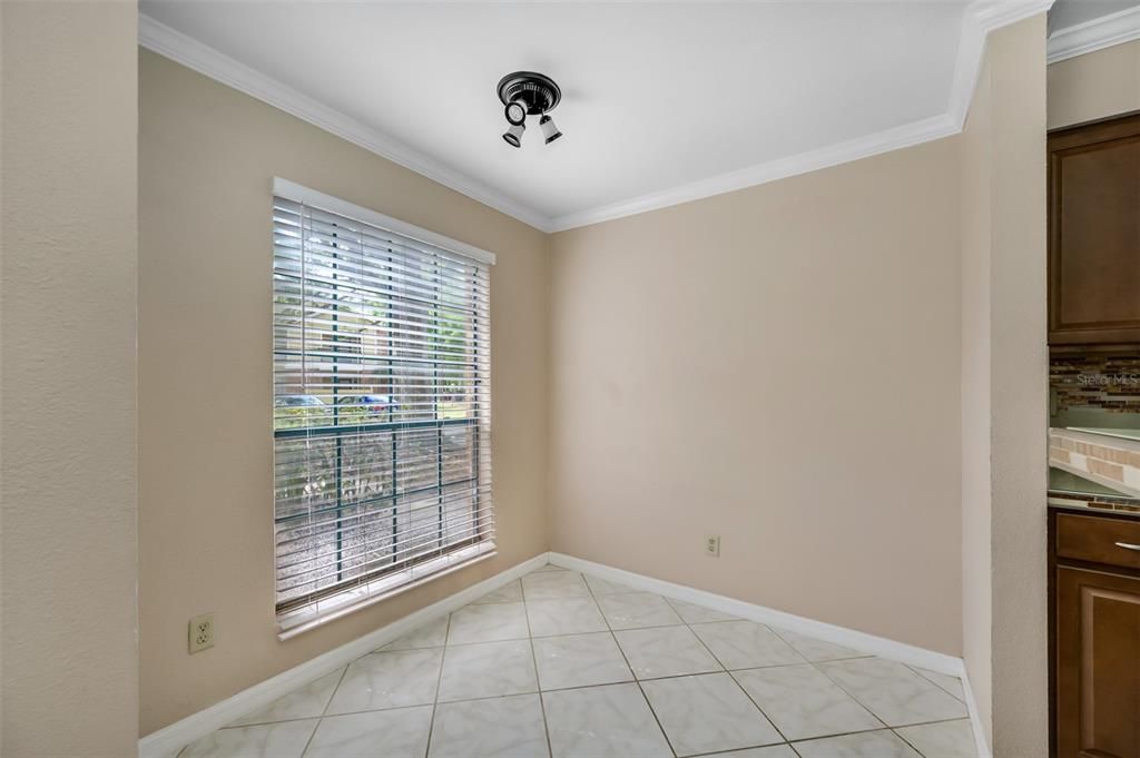 Active With Contract: $1,350 (1 beds, 1 baths, 581 Square Feet)