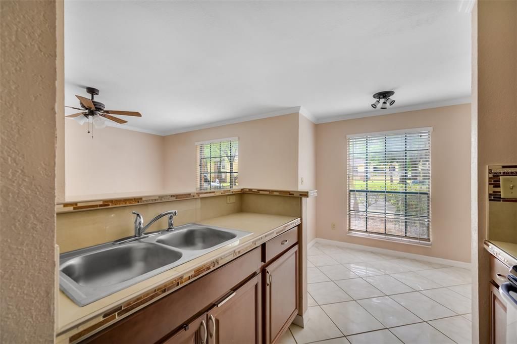 Active With Contract: $1,350 (1 beds, 1 baths, 581 Square Feet)