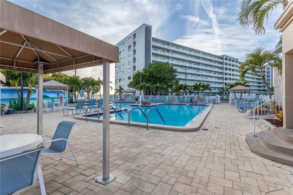 Active With Contract: $198,000 (1 beds, 1 baths, 860 Square Feet)