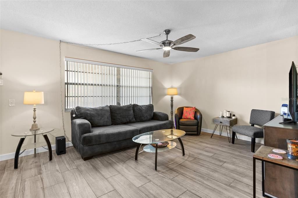 Active With Contract: $198,000 (1 beds, 1 baths, 860 Square Feet)