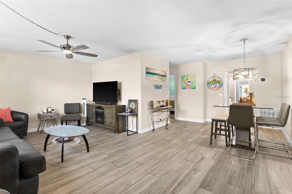 Active With Contract: $198,000 (1 beds, 1 baths, 860 Square Feet)