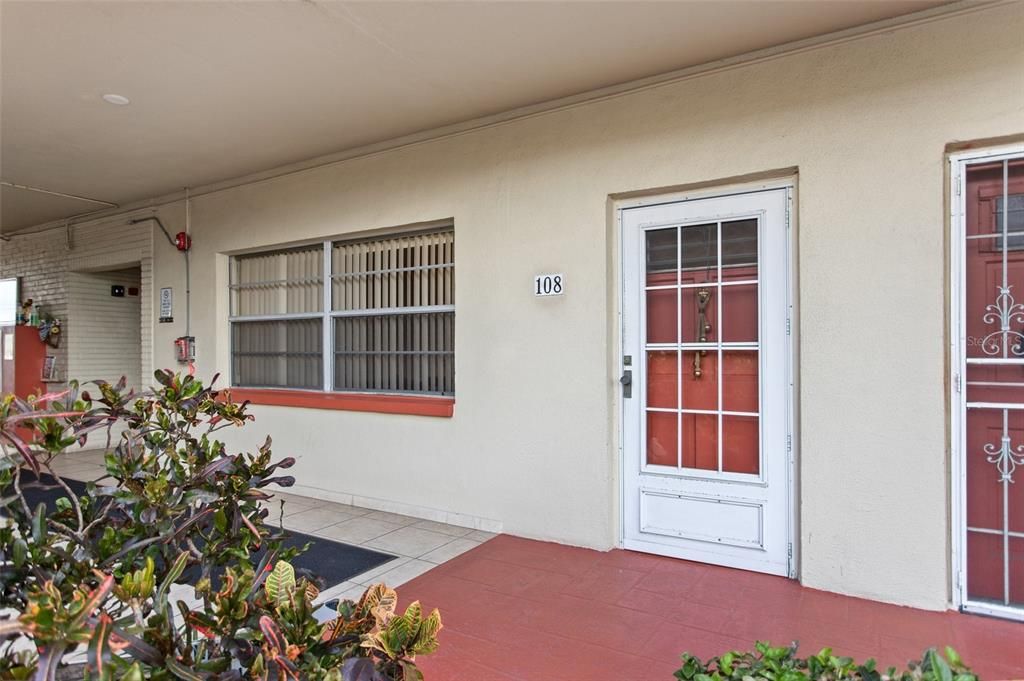 Active With Contract: $198,000 (1 beds, 1 baths, 860 Square Feet)