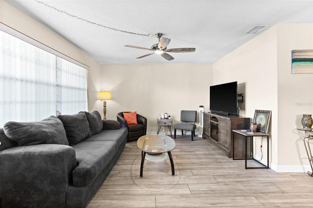 Active With Contract: $198,000 (1 beds, 1 baths, 860 Square Feet)