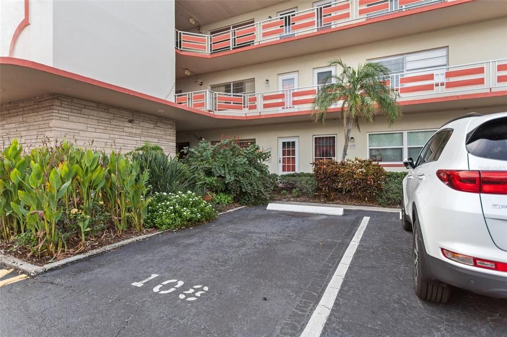 Active With Contract: $198,000 (1 beds, 1 baths, 860 Square Feet)