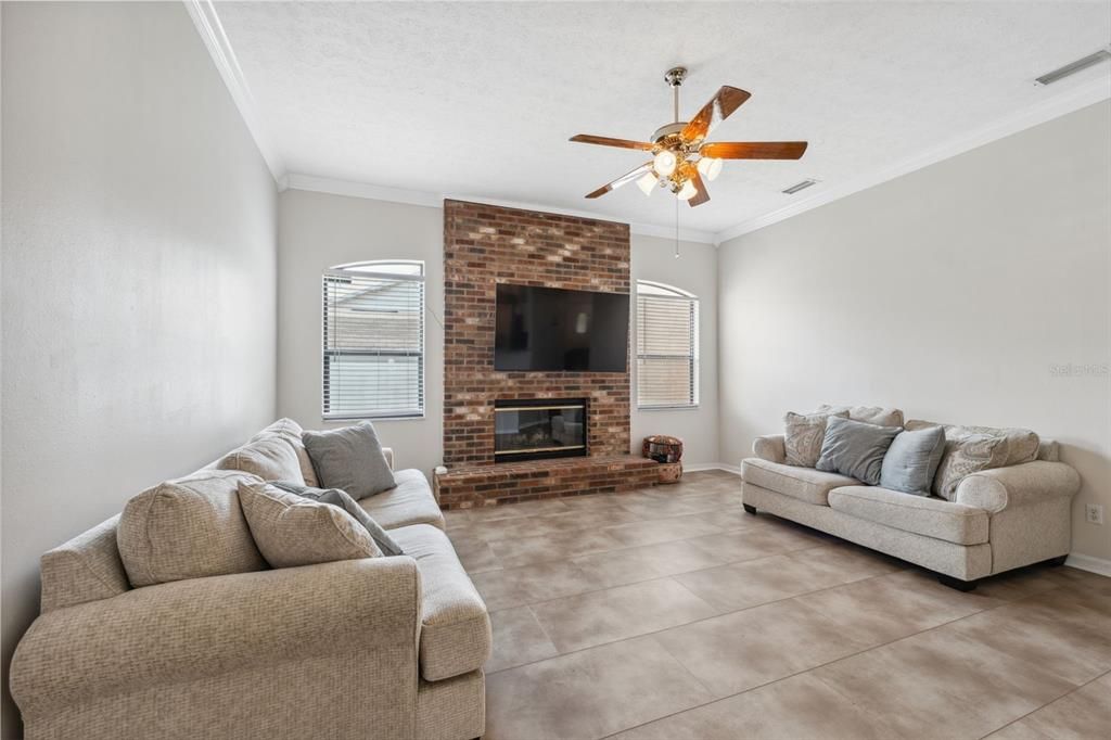 Active With Contract: $537,000 (4 beds, 2 baths, 2334 Square Feet)