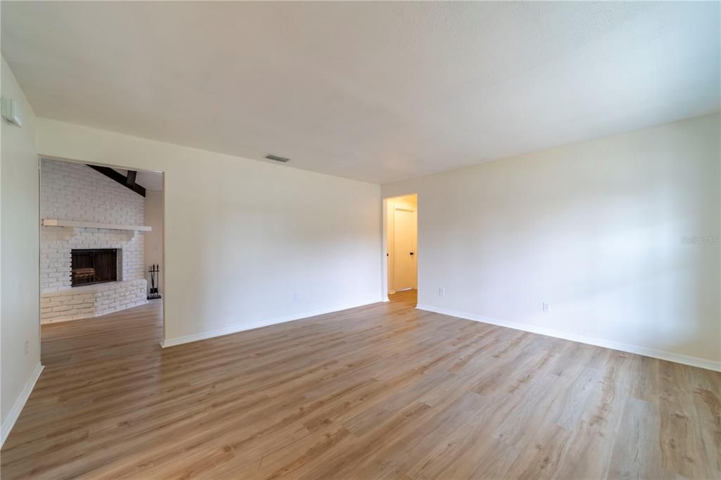 Active With Contract: $359,900 (3 beds, 2 baths, 1637 Square Feet)