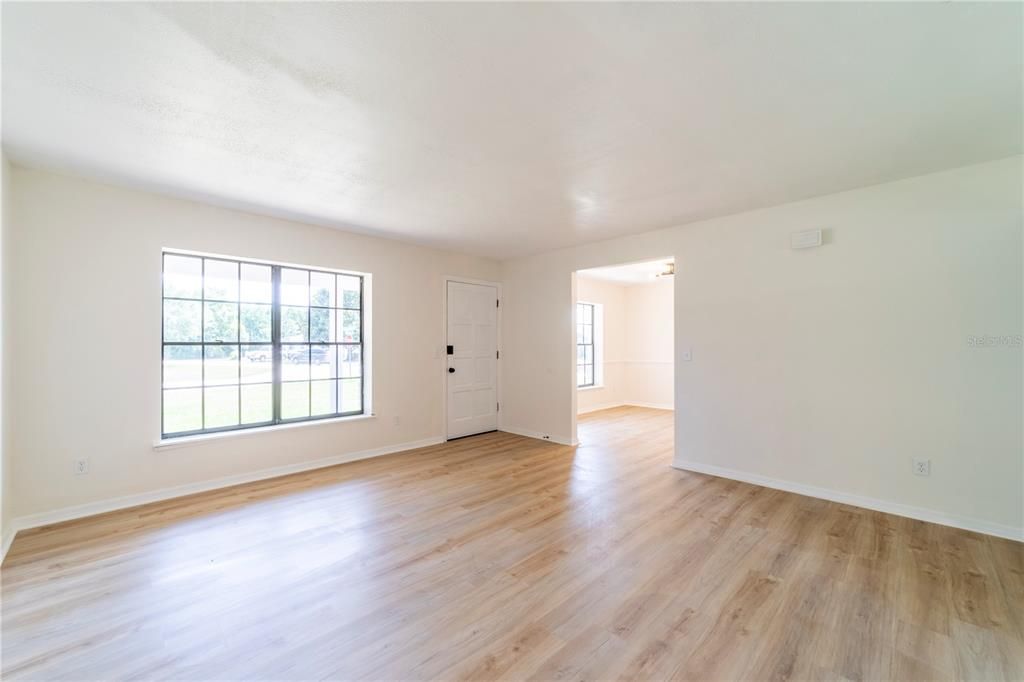 Active With Contract: $359,900 (3 beds, 2 baths, 1637 Square Feet)