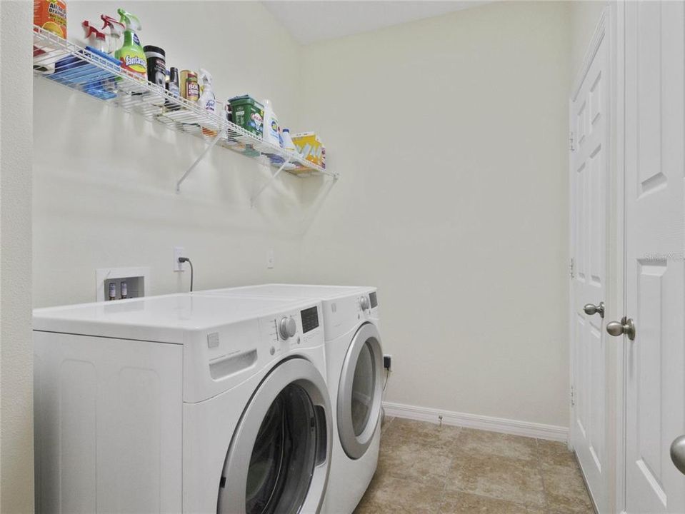 Washer/Dryer iincluded