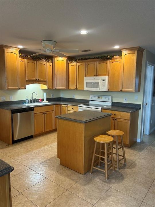 For Sale: $545,000 (2 beds, 1 baths, 1104 Square Feet)