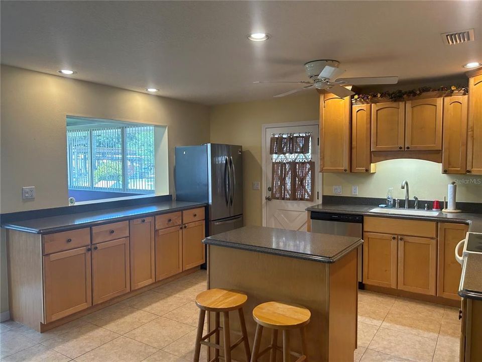 For Sale: $550,000 (2 beds, 1 baths, 1104 Square Feet)