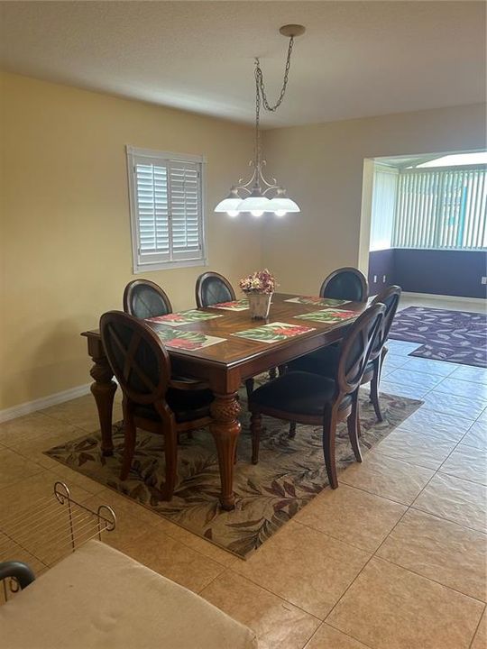 Tommy Bahama dining room table & chairs