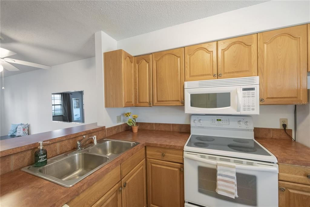 For Rent: $1,600 (1 beds, 1 baths, 635 Square Feet)