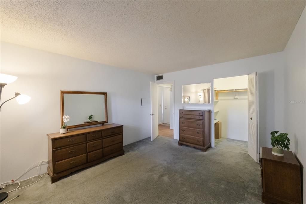 For Rent: $1,600 (1 beds, 1 baths, 635 Square Feet)