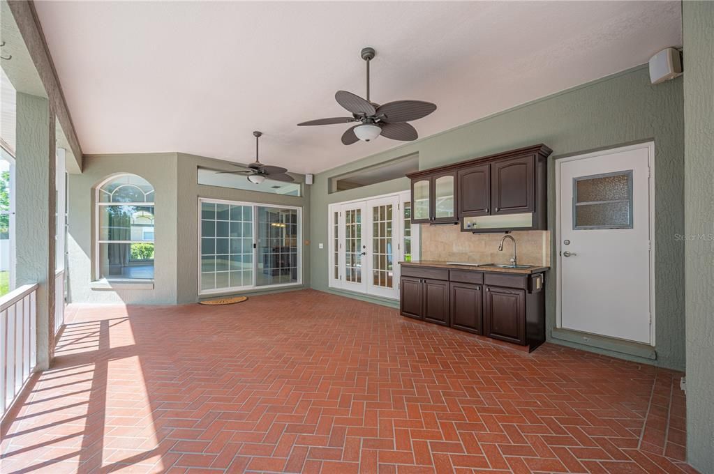 HUGE screened lanai with a bar area - PERFECT for entertaining!