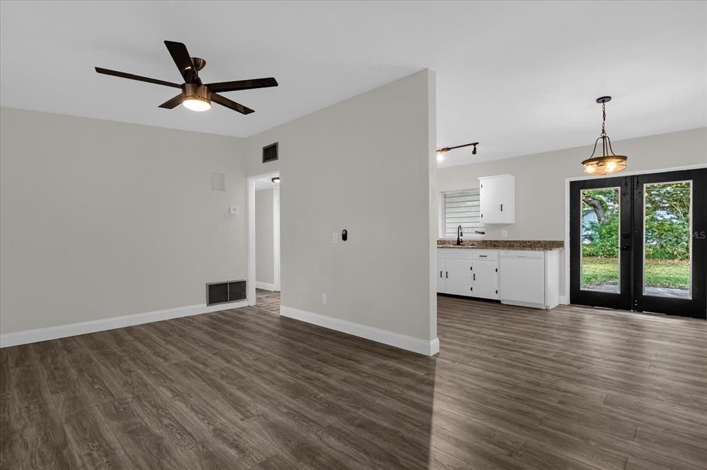 Active With Contract: $249,900 (2 beds, 1 baths, 828 Square Feet)