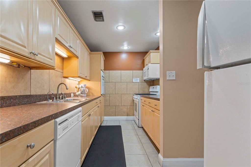 For Sale: $124,900 (1 beds, 1 baths, 660 Square Feet)