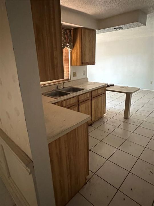 Activo con contrato: $320,000 (3 camas, 2 baños, 1658 Pies cuadrados)