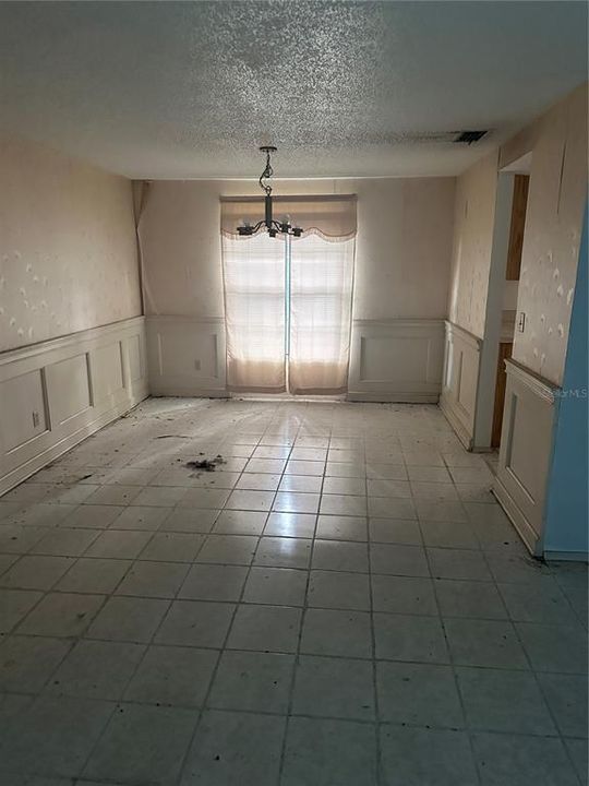 Activo con contrato: $320,000 (3 camas, 2 baños, 1658 Pies cuadrados)