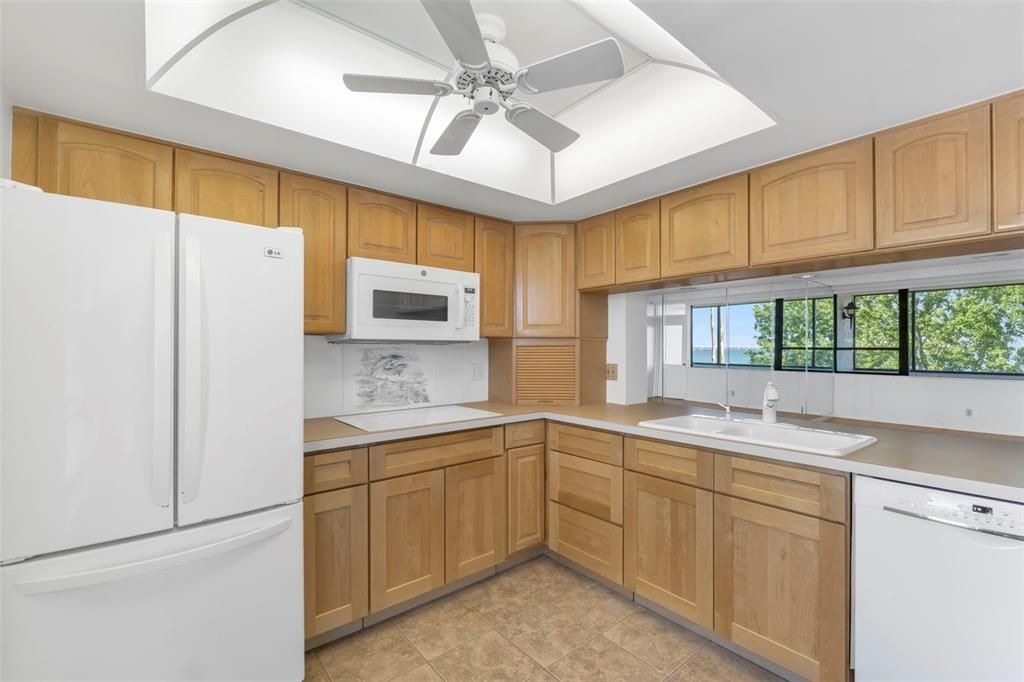 Active With Contract: $229,900 (2 beds, 2 baths, 1050 Square Feet)