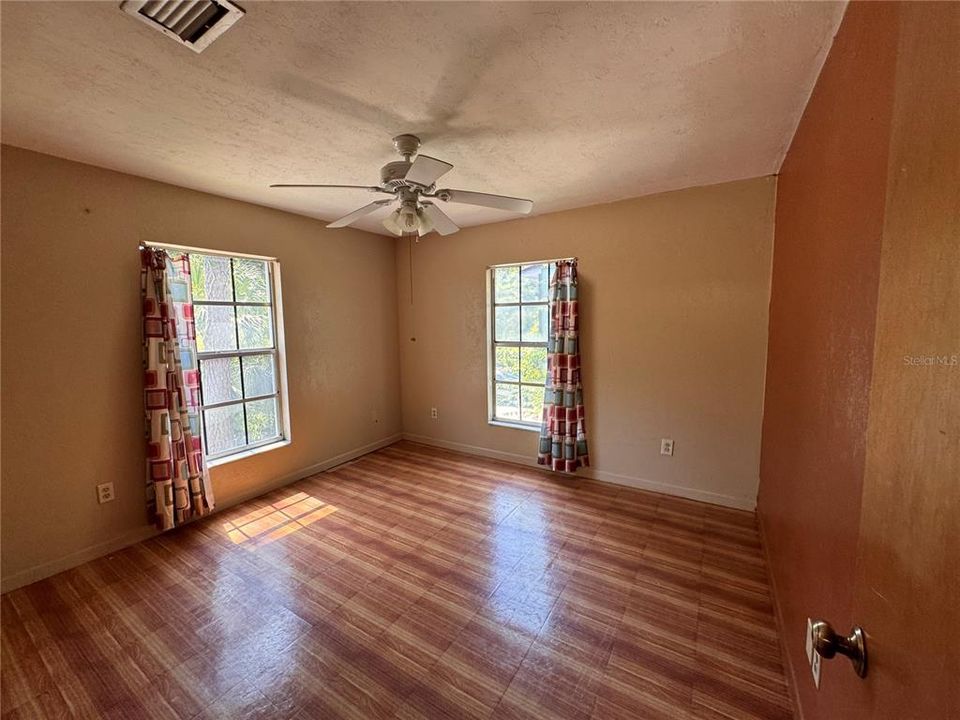 Active With Contract: $109,900 (2 beds, 1 baths, 1040 Square Feet)