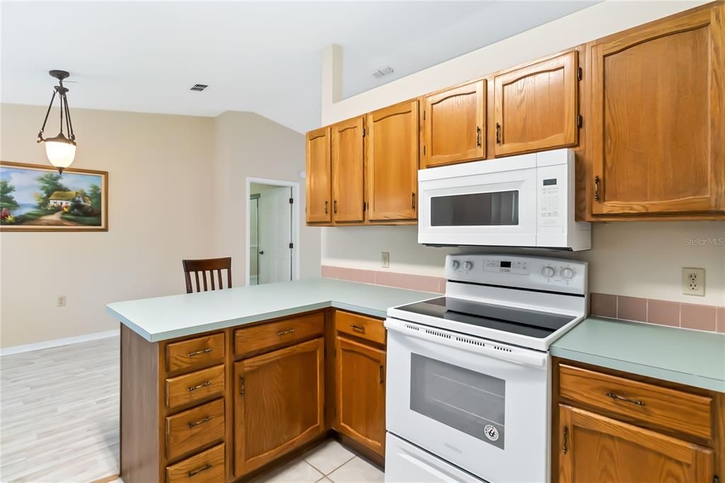 Active With Contract: $249,900 (2 beds, 2 baths, 1148 Square Feet)